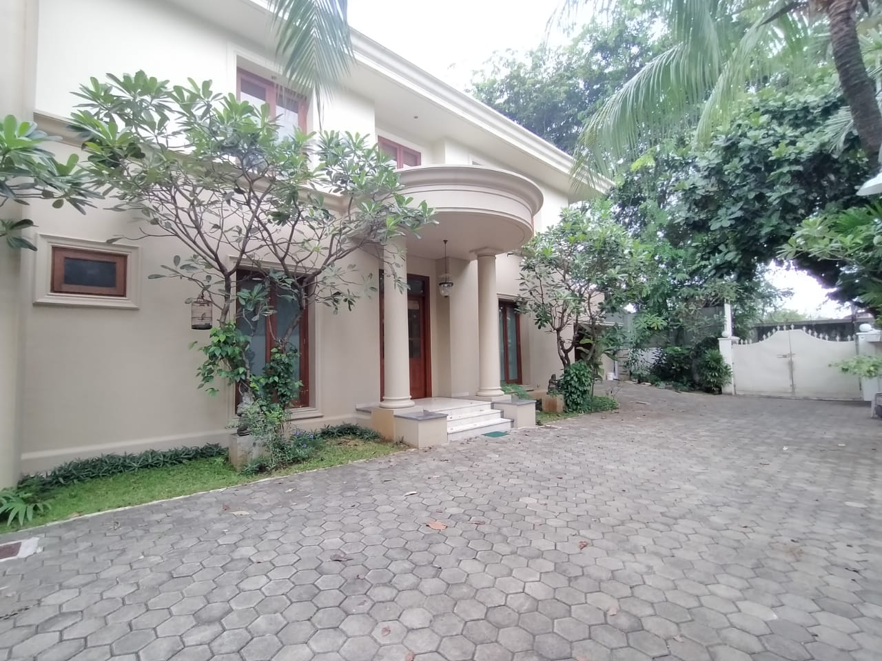 Disewakan Rumah di Jagarsa Jakarta Selatan Kondisi Semi Furnished & Private Pool